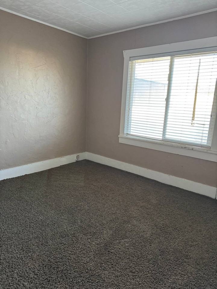 137 E Center St - Photo 3 of 4
