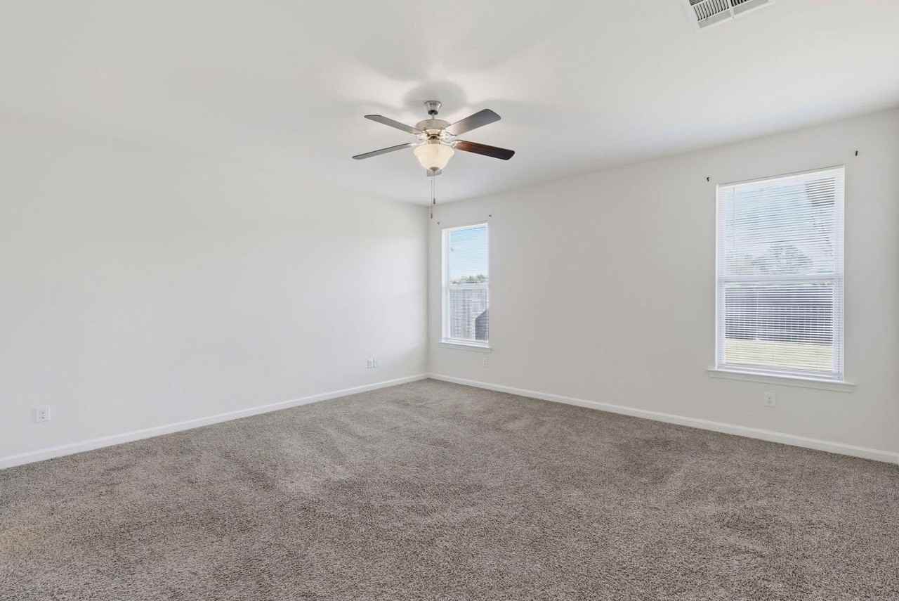 284 Pipers Ln - Photo 2 of 5