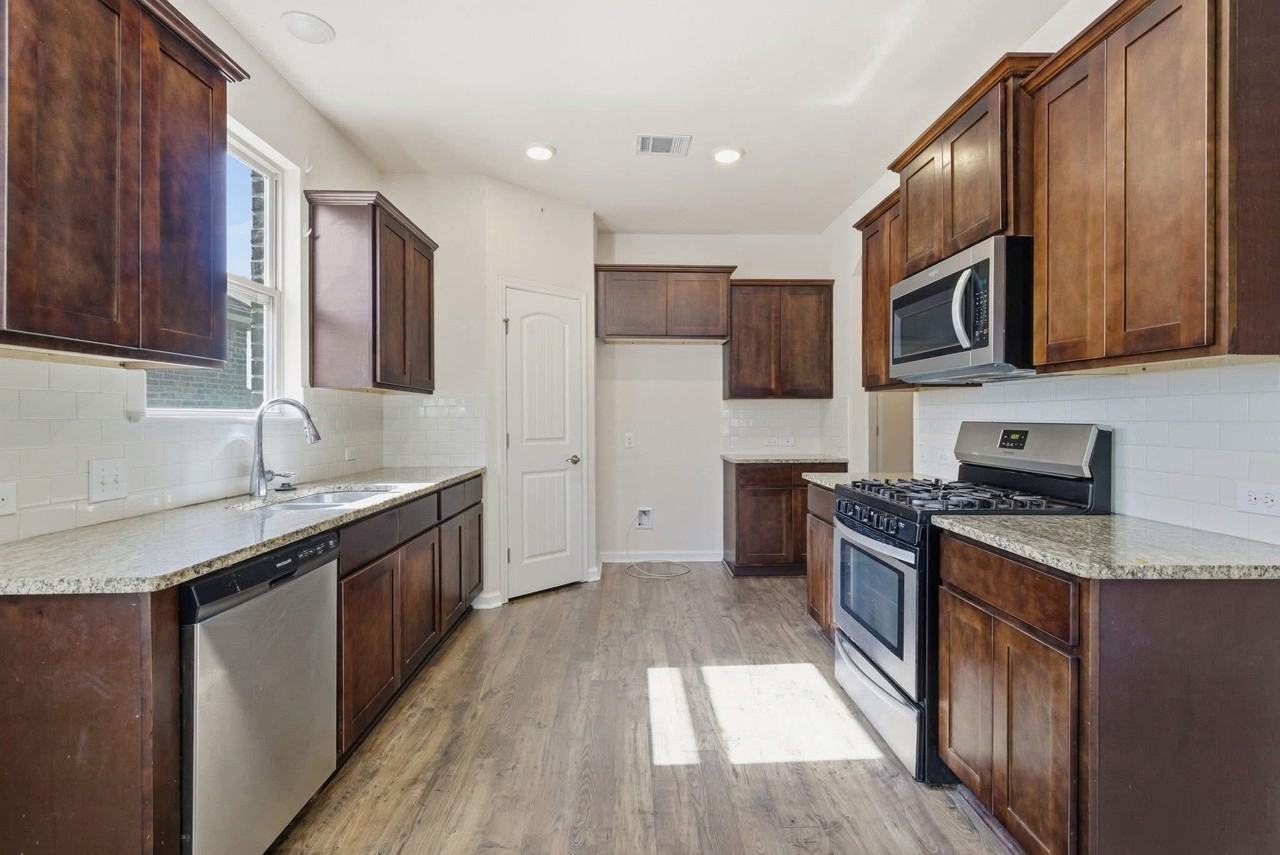 284 Pipers Ln - Photo 4 of 5