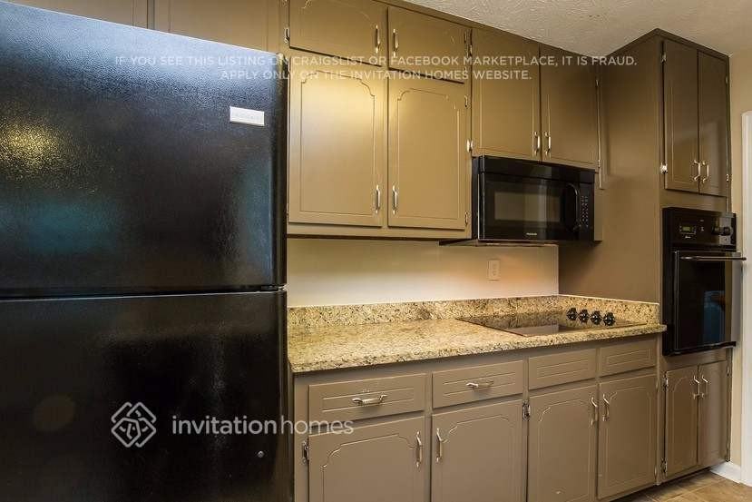 3195 Sharon Cir - Photo 7 of 23