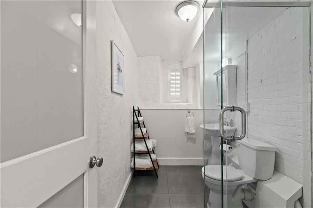 426 Spring St - Photo 4 of 27