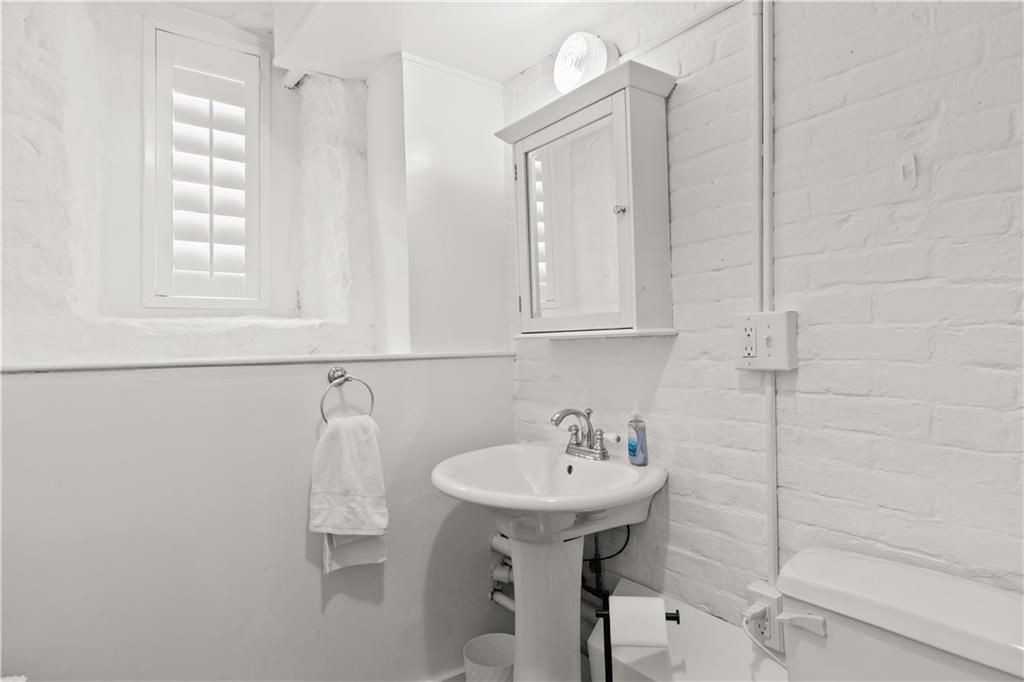426 Spring St - Photo 5 of 27