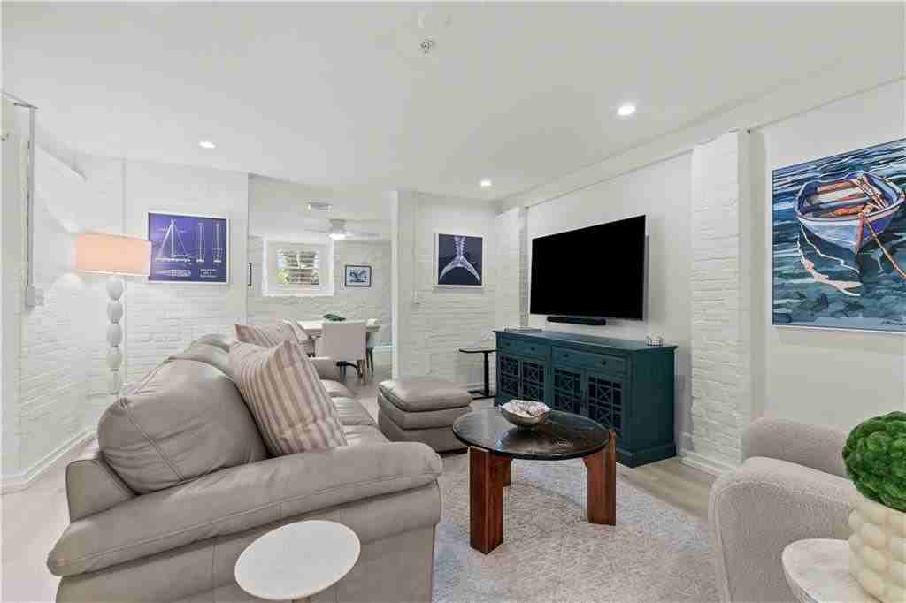 426 Spring St - Photo 6 of 27