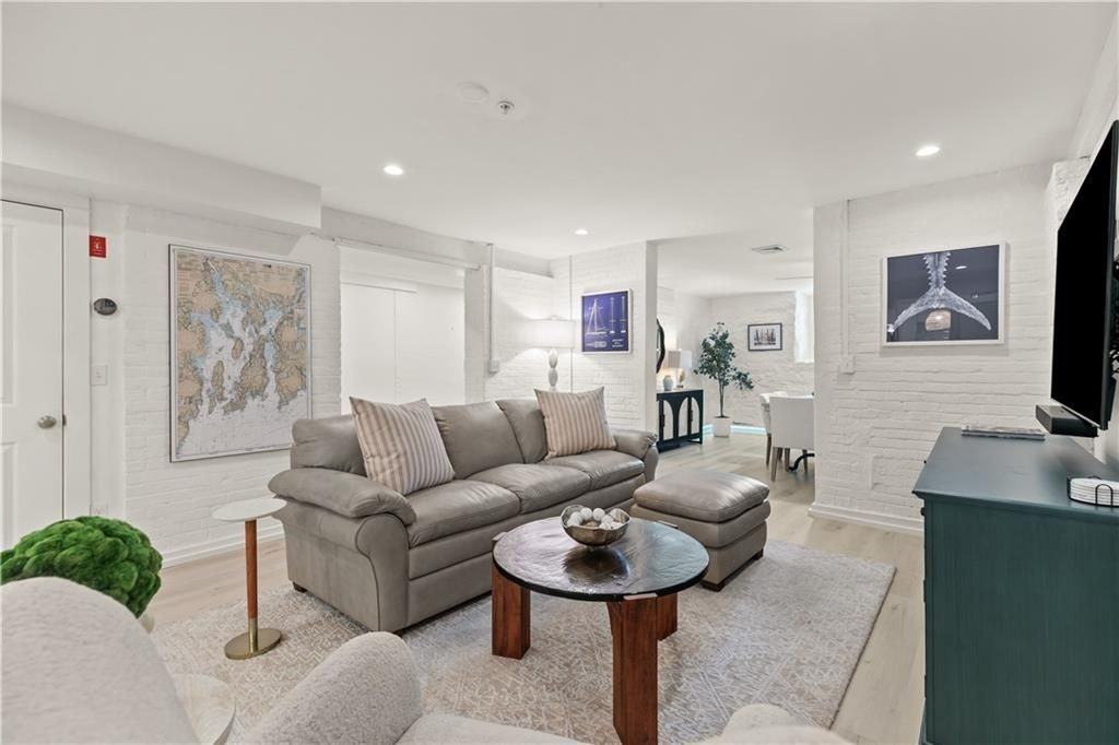 426 Spring St - Photo 7 of 27