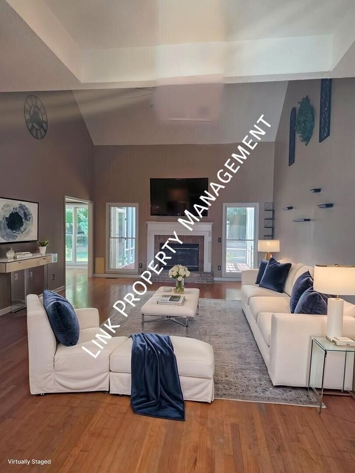 6710 W Point Dr - Photo 3 of 40