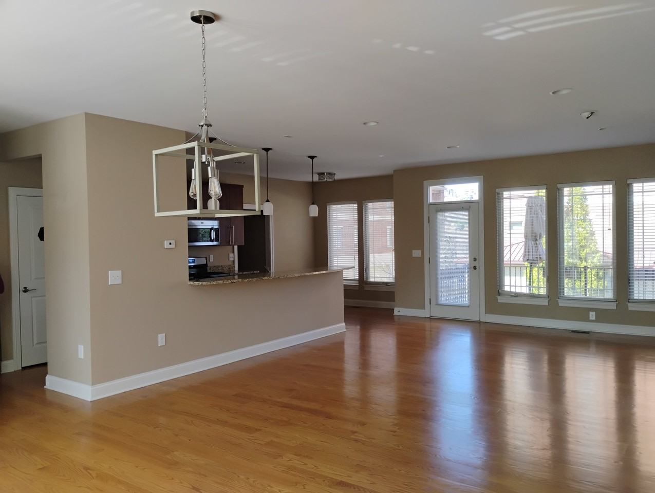 323 Eden Ave - Photo 4 of 19