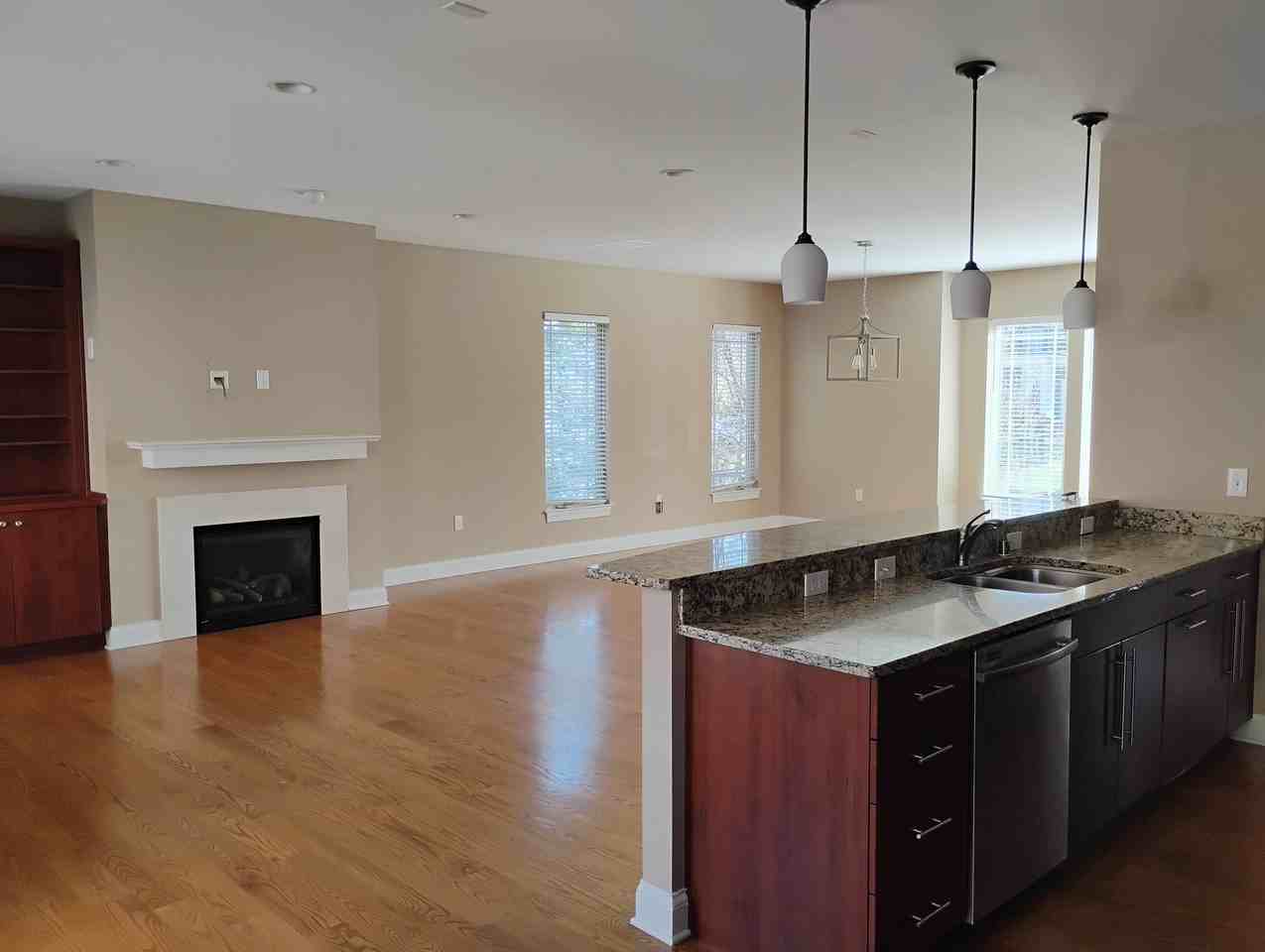 323 Eden Ave - Photo 5 of 19