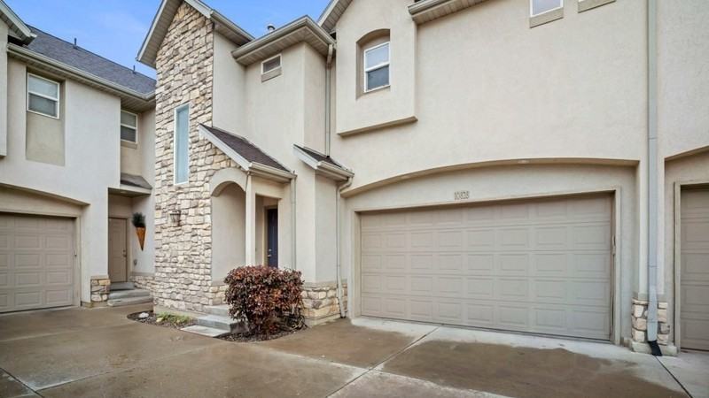 10828 S Wynview Ln - Photo 2 of 50