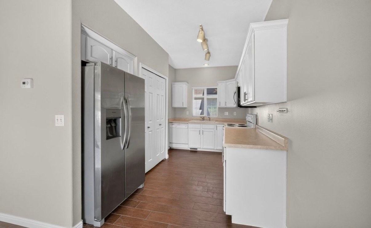 10828 S Wynview Ln - Photo 4 of 50