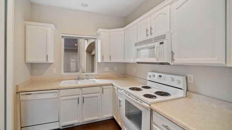 10828 S Wynview Ln - Photo 6 of 50