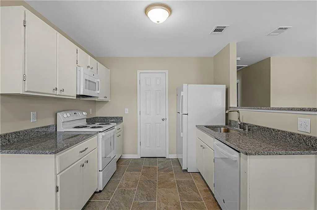 389 Cherokee Ave - Photo 3 of 16