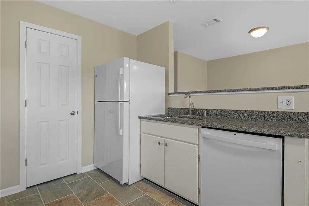 389 Cherokee Ave - Photo 4 of 16