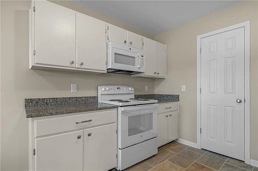 389 Cherokee Ave - Photo 5 of 16