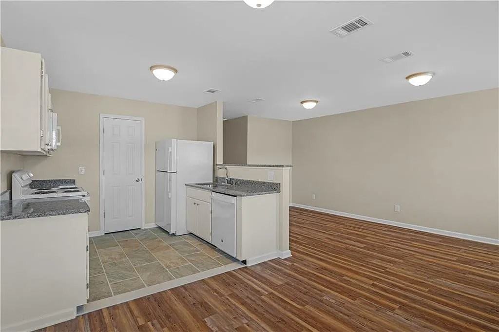 389 Cherokee Ave - Photo 7 of 16
