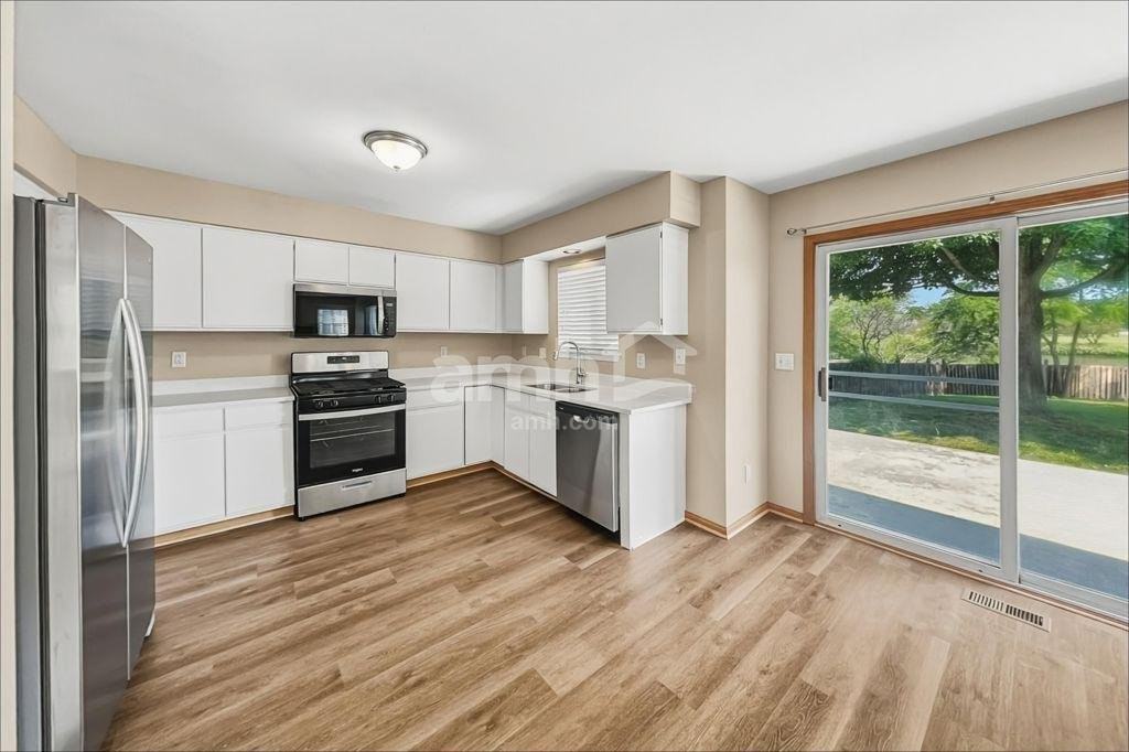 14233 S Hillsdale Ct - Photo 2 of 11