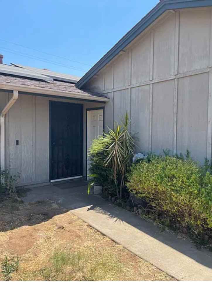 8627 Ian Way - Photo 4 of 32