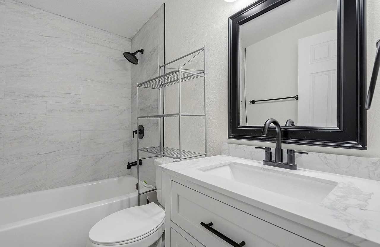 1528 W Knox St - Photo 4 of 9
