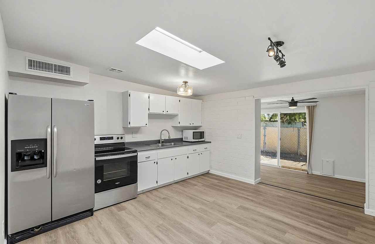 1528 W Knox St - Photo 7 of 9