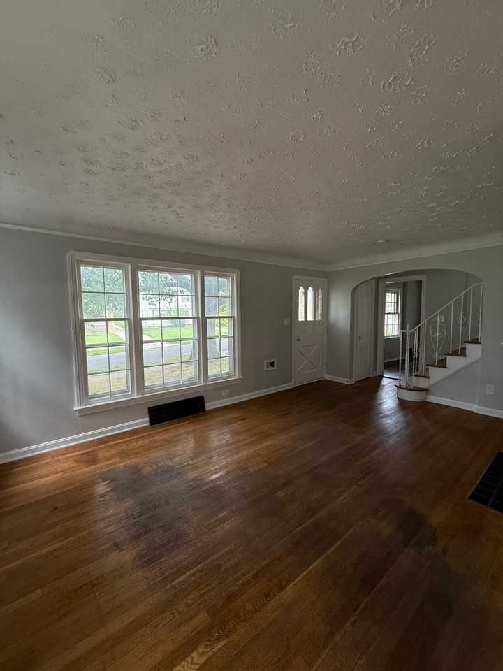 9704 S Highland Ave - Photo 5 of 12