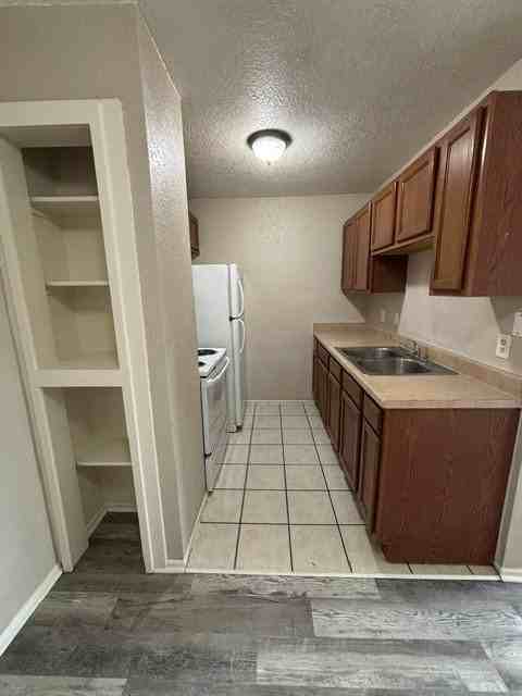 10910 Baltic Dr #4 - Photo 6 of 14