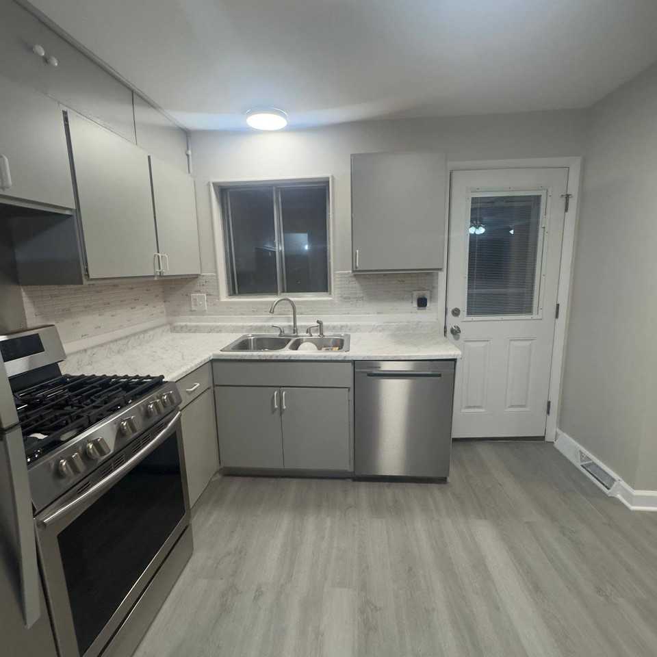 8029 W Lyons St - Photo 6 of 19