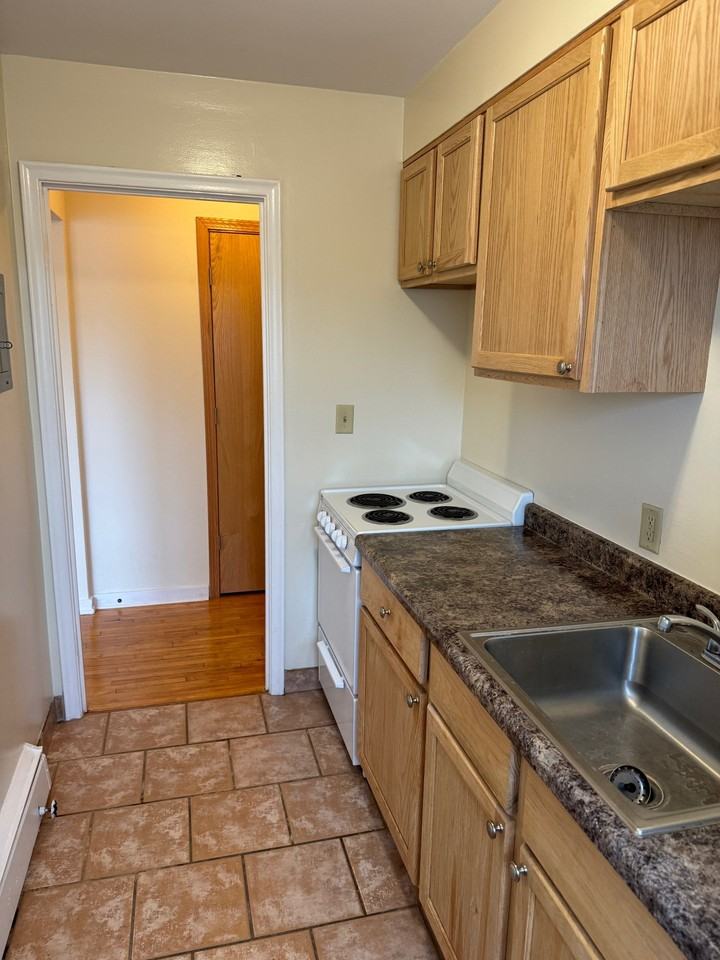 880 Cleveland Ave S #7 - Photo 6 of 10