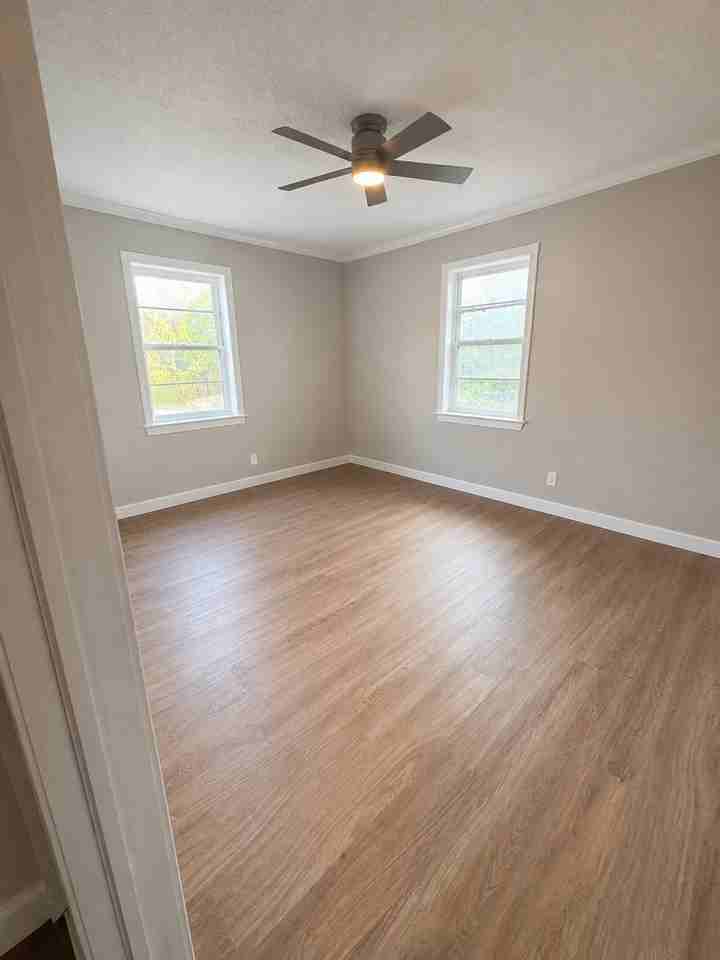 302 Scott St - Photo 4 of 6