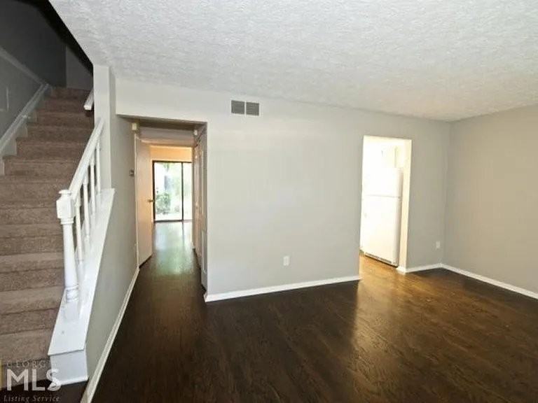 145 Roswell Commons Way - Photo 2 of 7