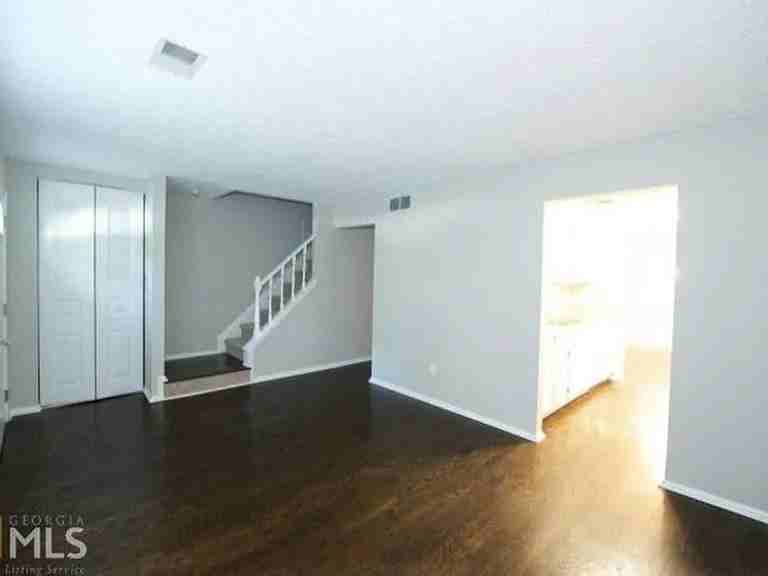 145 Roswell Commons Way - Photo 3 of 7