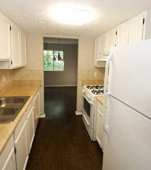 145 Roswell Commons Way - Photo 4 of 7