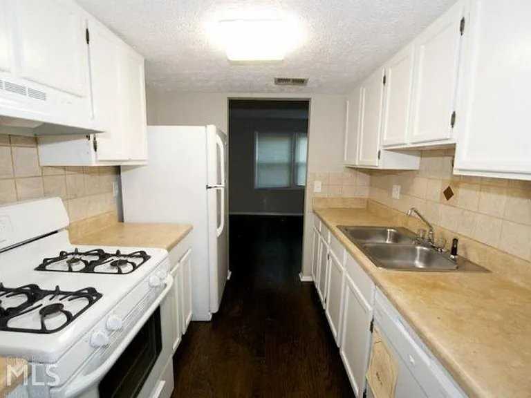 145 Roswell Commons Way - Photo 5 of 7