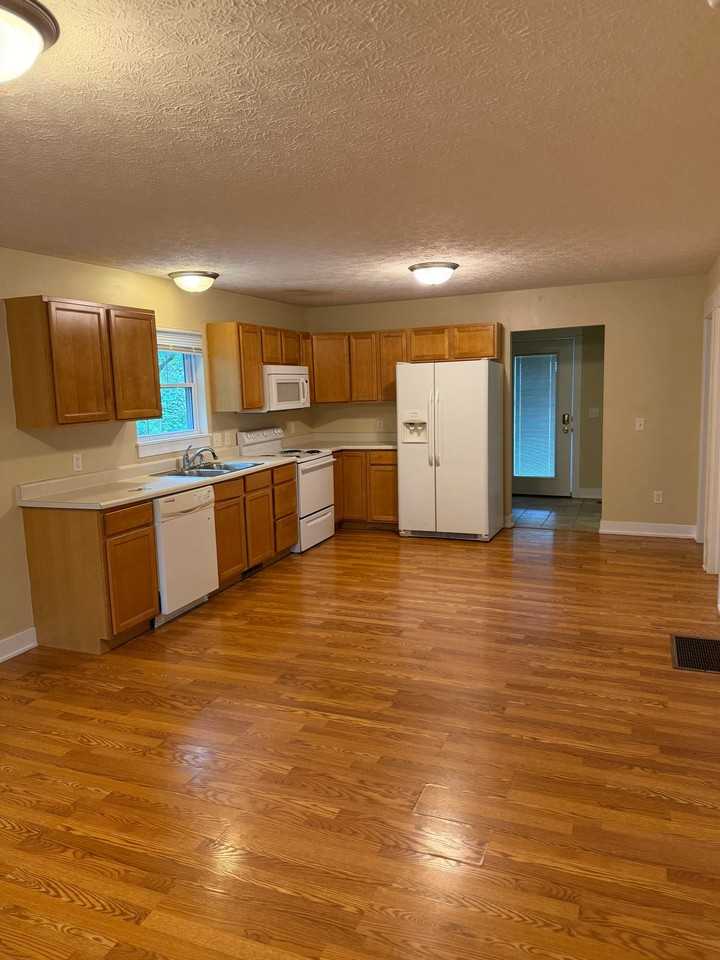 215 E 15th St - Photo 2 of 11