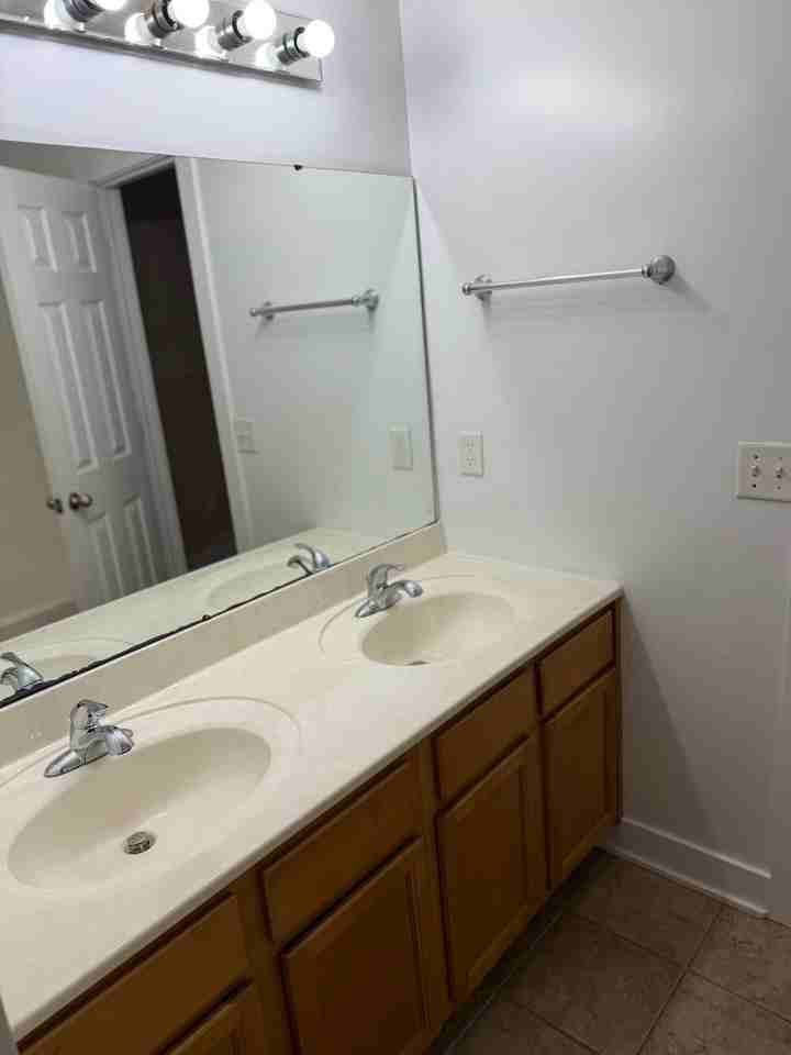 215 E 15th St - Photo 4 of 11