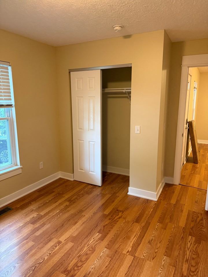 215 E 15th St - Photo 5 of 11