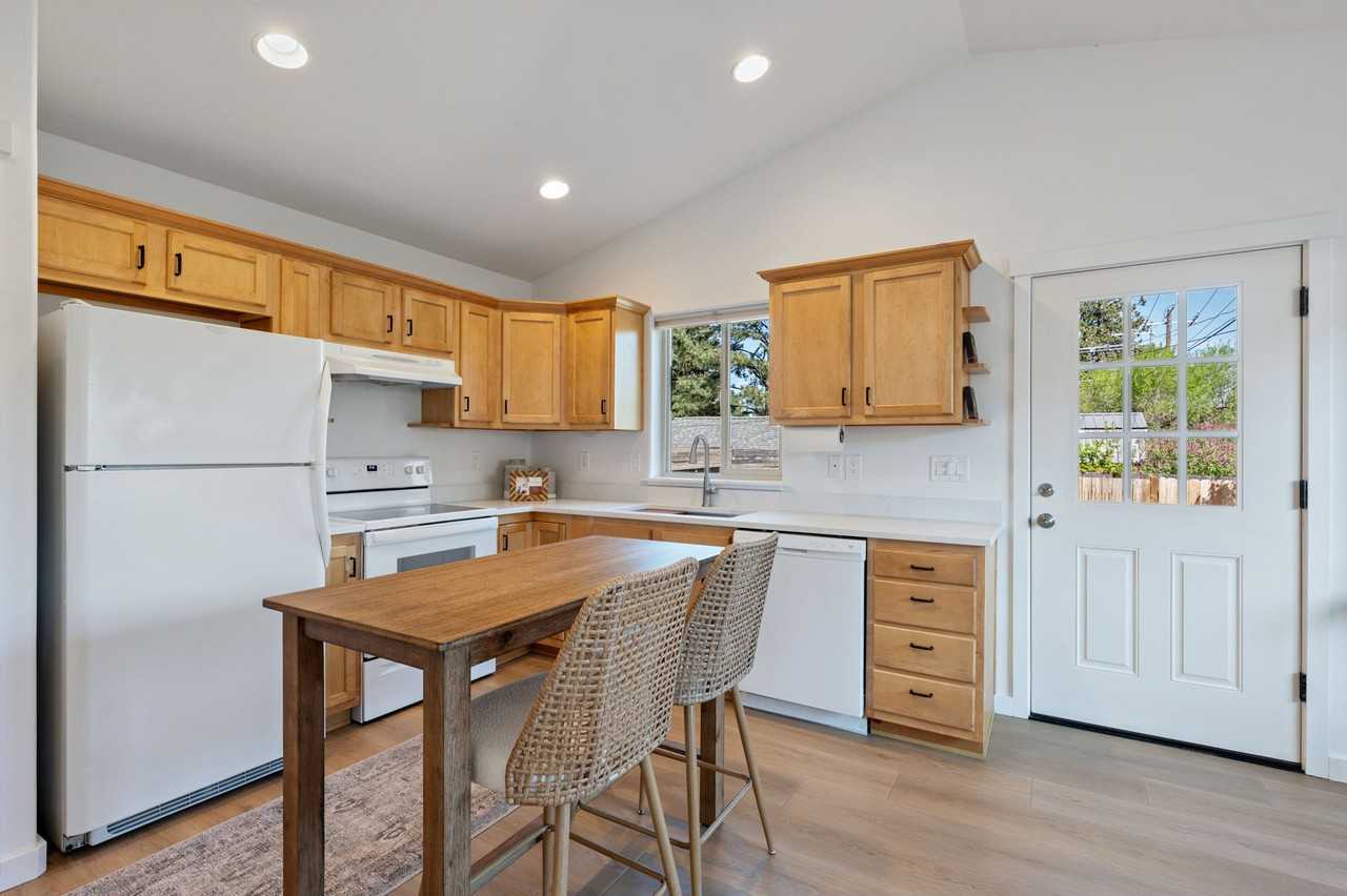 1235 Nw Hartford Ave #2 - Photo 5 of 17