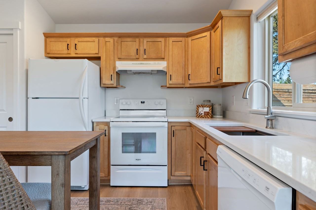 1235 Nw Hartford Ave #2 - Photo 6 of 17