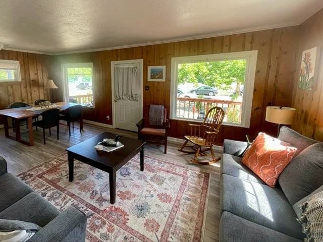1335 Nw Harmon Blvd - Photo 4 of 14