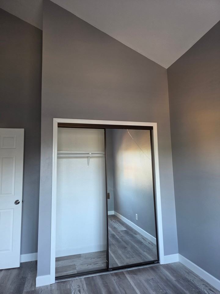 2721 Ivanhoe Ave - Photo 2 of 6