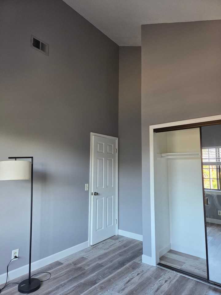 2721 Ivanhoe Ave - Photo 3 of 6