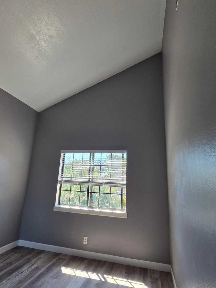 2721 Ivanhoe Ave - Photo 4 of 6