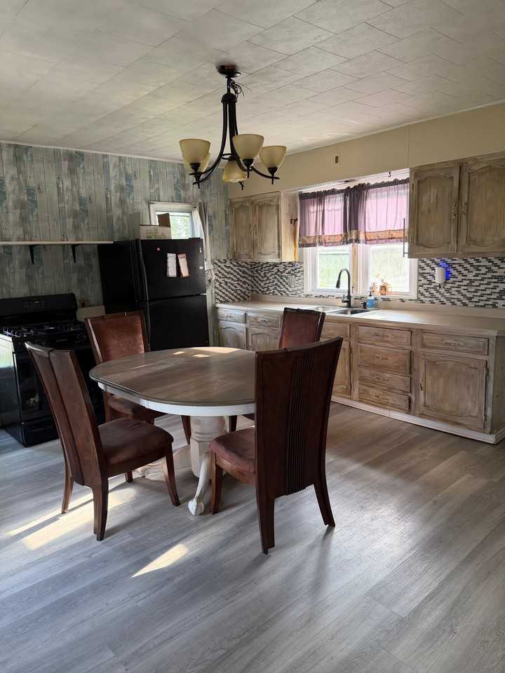 17945 Grundy Rd - Photo 2 of 12