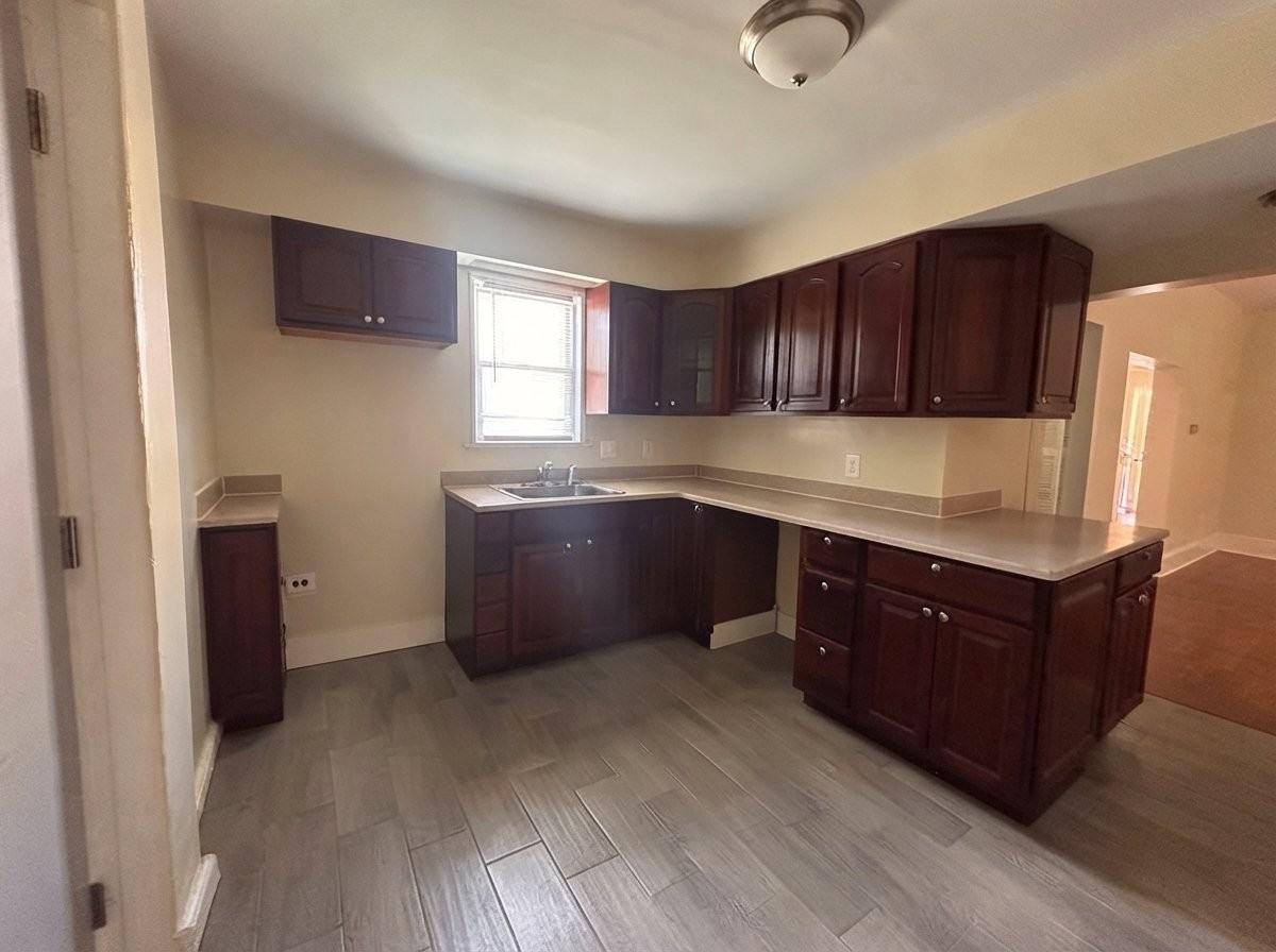 810 Alabama Ave Se - Photo 3 of 10