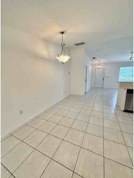 1305 Se 8th Ave - Photo 5 of 27