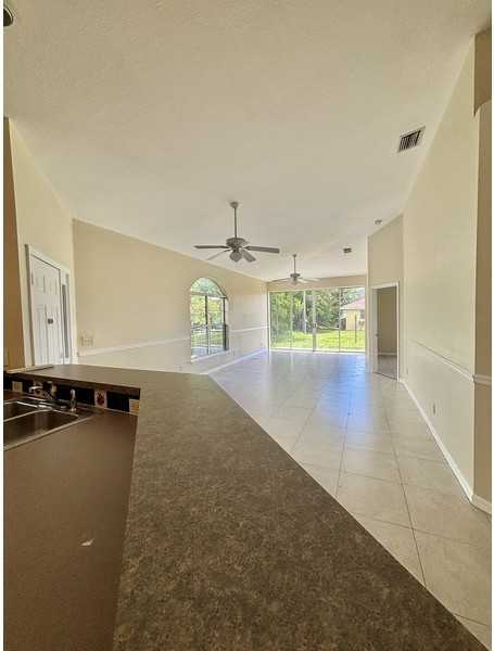 830 Sw 47th Ter - Photo 5 of 34