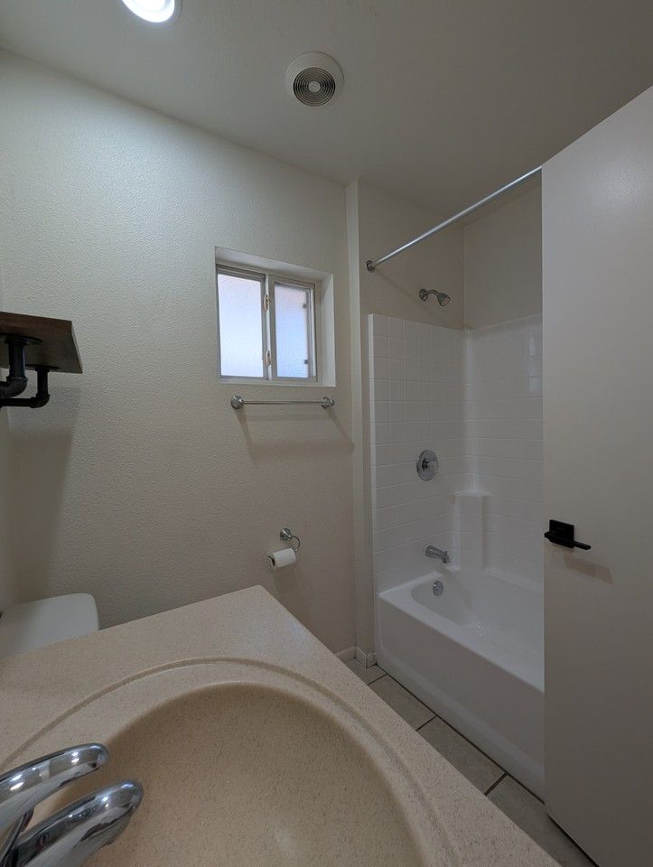715 W 18th St #NA - Photo 6 of 20