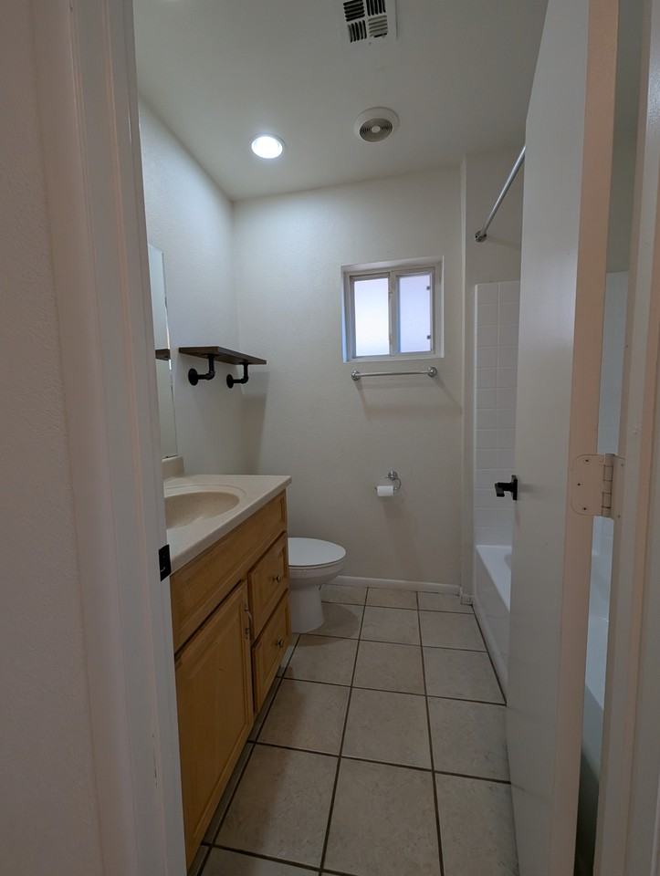 715 W 18th St #NA - Photo 7 of 20