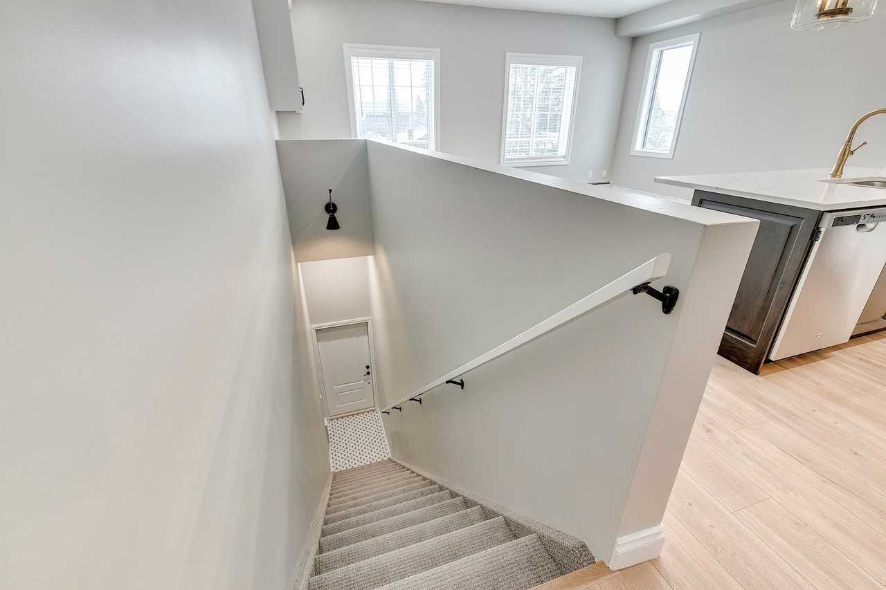 232 - 232 20 Ave Nw - Photo 3 of 16