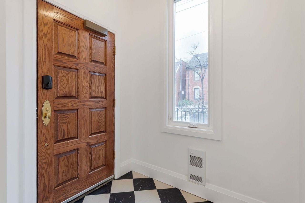 499 Queen St E - Photo 2 of 17
