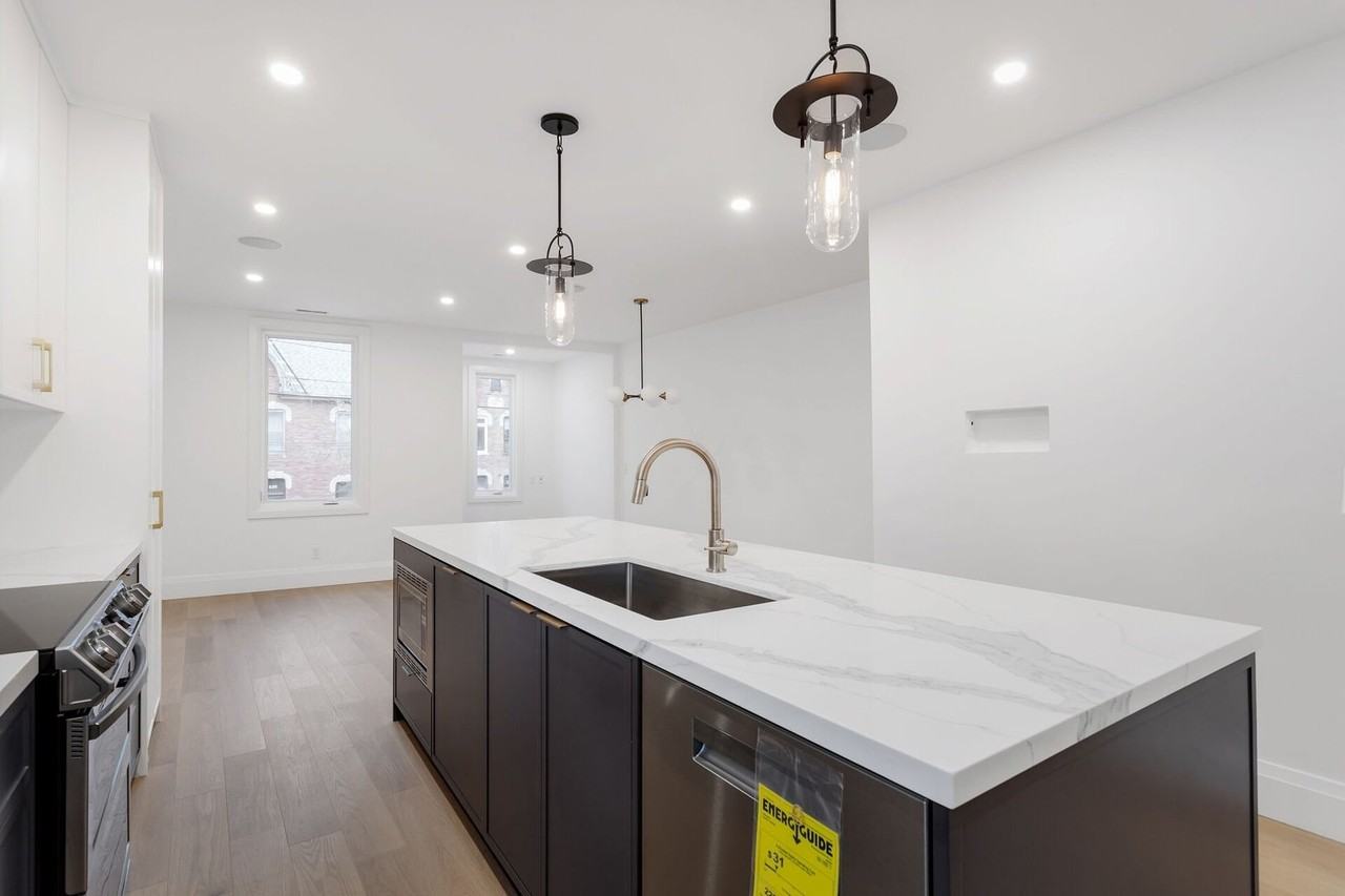499 Queen St E - Photo 6 of 17