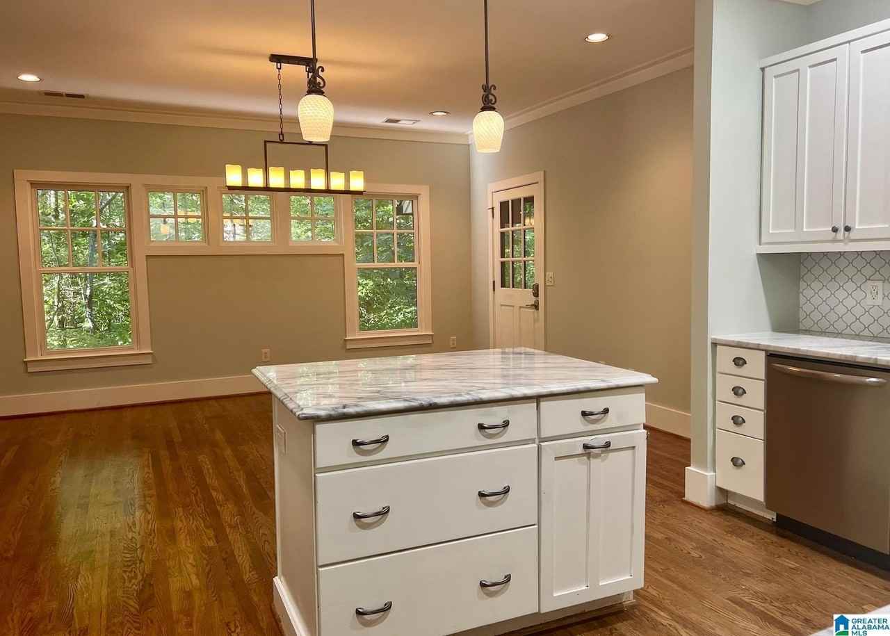 220 Hawthorn St - Photo 4 of 10